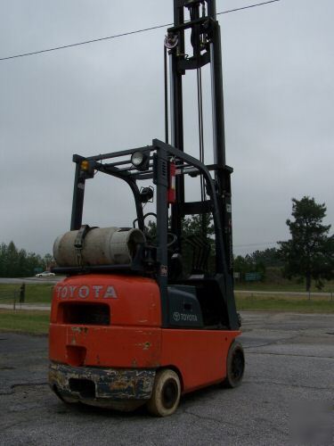 2004 toyota 3000 lb cap forklift truck