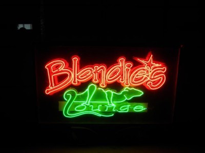 Neon sign-blondies lounge-lizard-29
