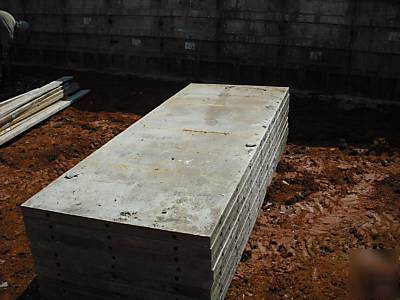 Used alum concrete wall forms vip textured & smooth set