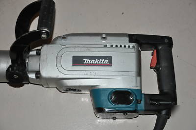 Makita HM1304B 35-pound demolition hammer w/1 bit