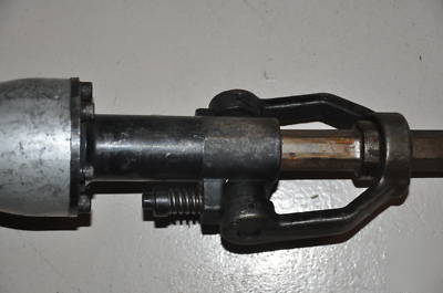 Makita HM1304B 35-pound demolition hammer w/1 bit