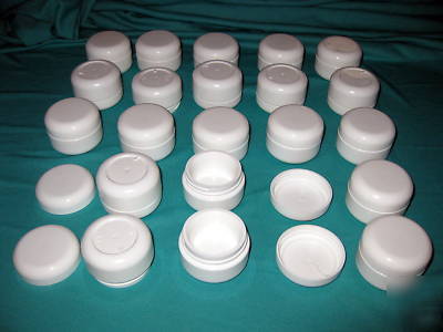 800 cosmetic plastic jars white half oz with lids