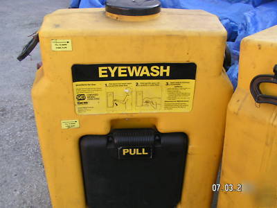 Eye wash, portable wall mounted safty eye wash. encon