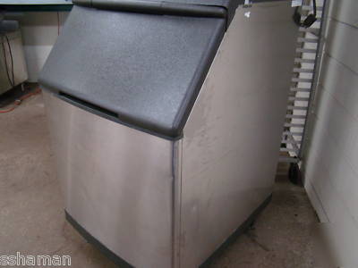 Manitowoc QY1005W 980LB/day ice machine w/ b-570 bin 