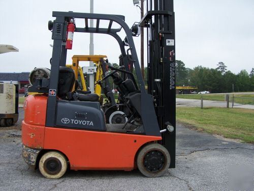 2004 toyota 3000 lb cap forklift truck