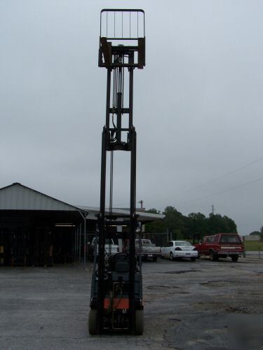 2004 toyota 3000 lb cap forklift truck