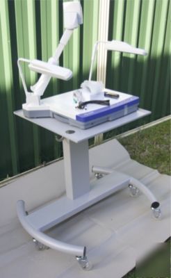 Heavy duty wheeled projector stand