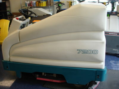 Tennant 7200 cylindrical rider floor scrubber