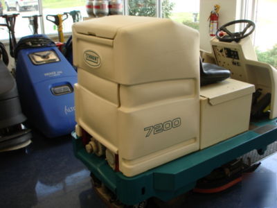 Tennant 7200 cylindrical rider floor scrubber