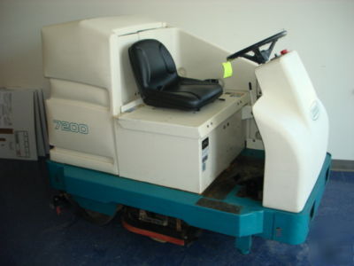 Tennant 7200 cylindrical rider floor scrubber