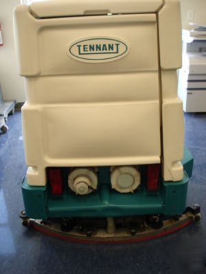 Tennant 7200 cylindrical rider floor scrubber