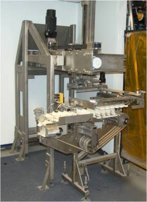 Racetrack robot loading system