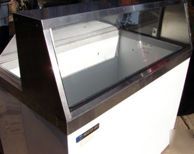 Ice cream display freezer master-bilt dd-46 