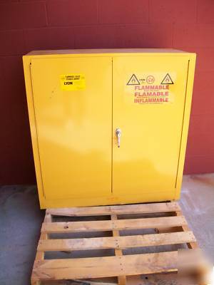 Flammable liquid storage cabinet 30 gallon capacity