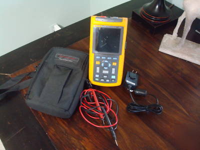 Fluke 123/003 industrial scopemeter w/ leads
