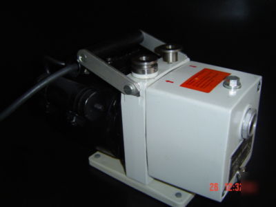 Pfeiffer balzers duo 1.5 a vacuum pump 