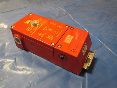 Sti TL8018 safety interlock switch with locking guard