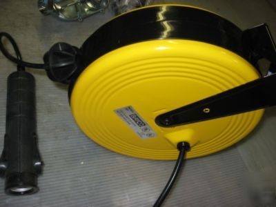 Bayco sl-851 incandescent work light w/retract ext cord