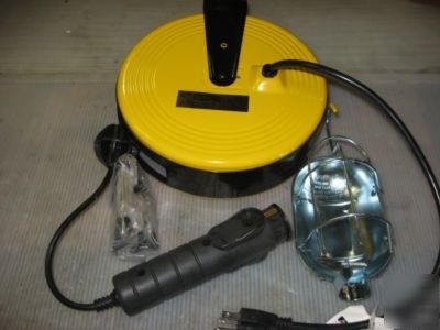 Bayco sl-851 incandescent work light w/retract ext cord