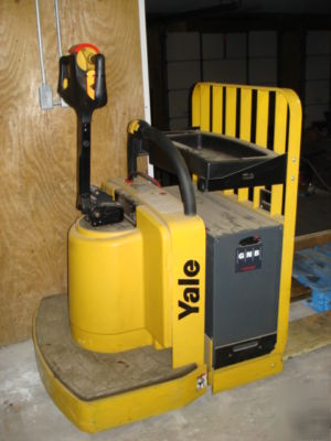 Yale electric lift truck walk behind walkie w/charger 