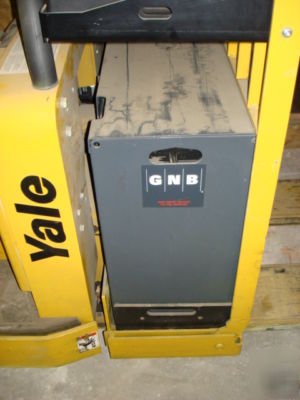 Yale electric lift truck walk behind walkie w/charger 