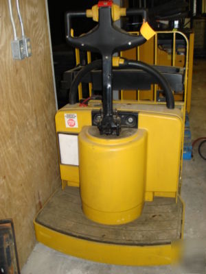 Yale electric lift truck walk behind walkie w/charger 