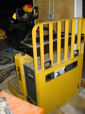 Yale electric lift truck walk behind walkie w/charger 
