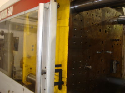 1988 van dorn 300-ton plastic injection molding machine