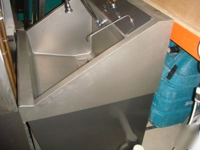 Amsco steris flexmatic scrub sink