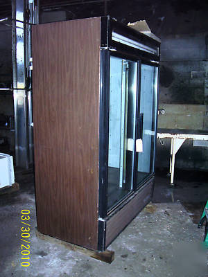 True glass door merchandiser: freezer (gdm-49F)