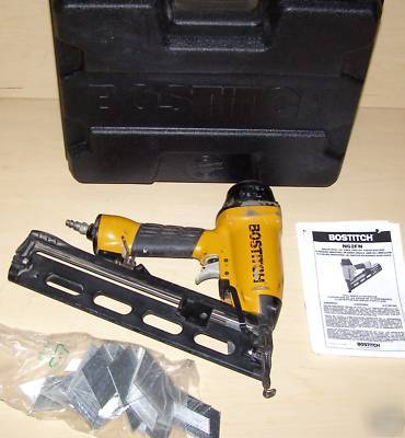 Bostitch N62FN 15 ga. angled finish nailer kit nice 