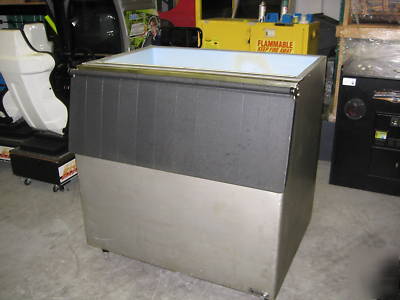 Commercial ice machine - works well hoshizaki america 