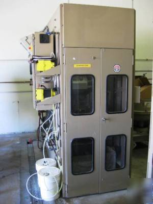 Rotofinish cenerifugal up-flow spin finisher