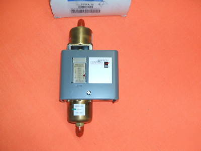 Lot 2 johnson controls P74FA-1C differential press.