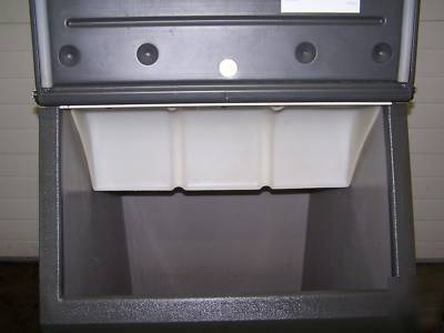 Nice used scotsman CME506 ice machine w/500LB. bin