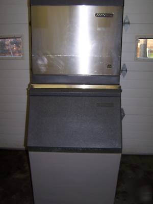 Nice used scotsman CME506 ice machine w/500LB. bin