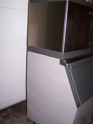 Nice used scotsman CME506 ice machine w/500LB. bin