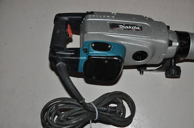 Makita HM1304B 35-pound demolition hammer w/1 bit