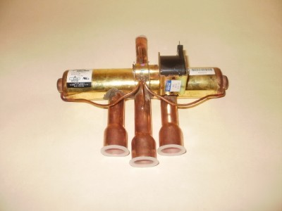 New danfoss saginomiya stf-04U9G2 reversing valve 24 v 