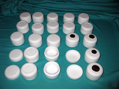 800 cosmetic plastic jars white half oz with lids