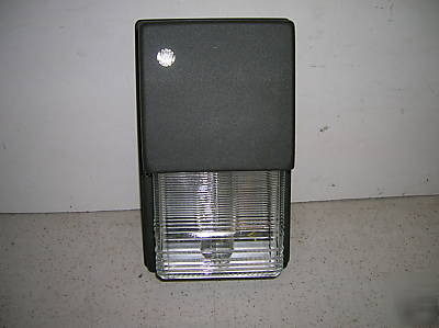 MWP100 100 watt metal halide wallpack qv withglass lens