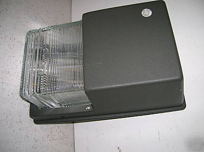 MWP100 100 watt metal halide wallpack qv withglass lens
