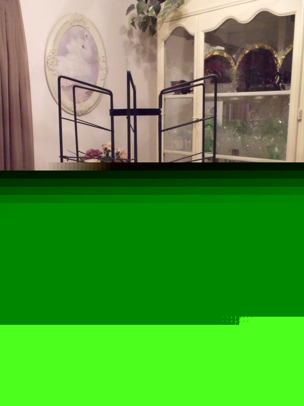 Rotating table top wire display rack, 25â€ high