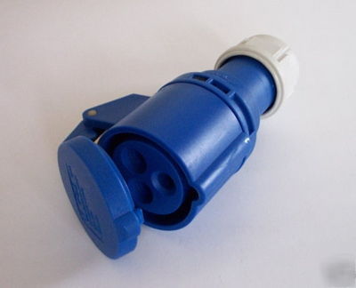 240 volt trailing socket 16 amps blue splash-proof