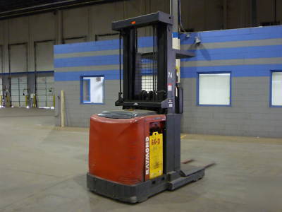 2005 raymond order picke***nice**plus battery charger**