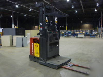 2005 raymond order picke***nice**plus battery charger**