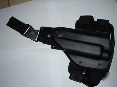 Blade-tech tactical thigh rig with light