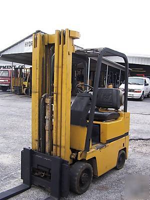 Caterpillar 3000 lb cap forklift 1985