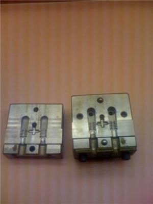 Small dc plug mold for strain reliefs ...ok