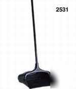 Lobby pro upright dust pan - black w/ handle